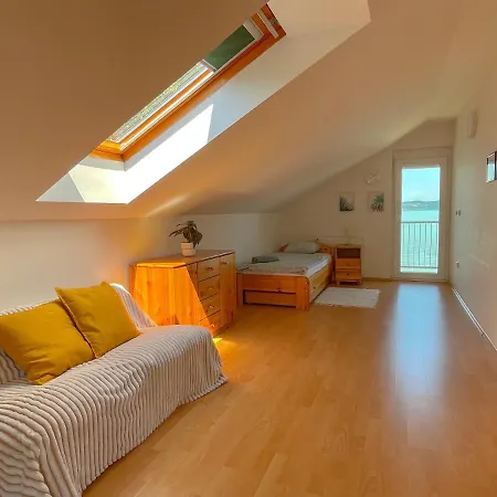 Vila Zoeldpart Balatonszarszo